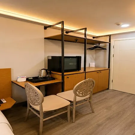 Dr-Manouchehr House Hotel